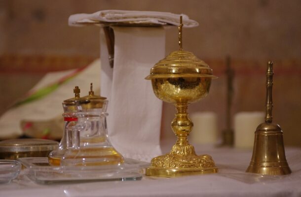 Czym są gongi i dzwonki mszalne?