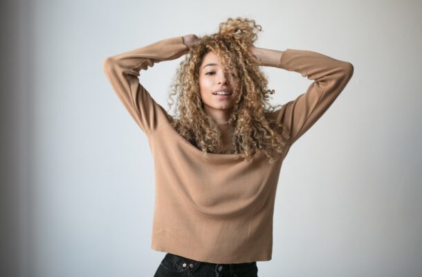 Burza loków – jak wyczarować ją na swoich włosach?