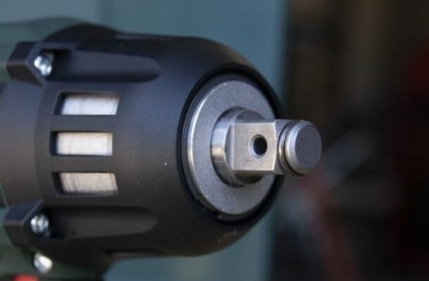 Klucz udarowy – po co go mieć i jaki wybrać? Wady i zalety obu rodzajów